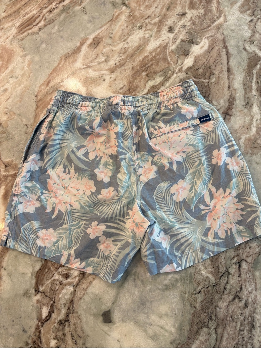 Chubbies Men's Tropical Floral Swim 5.5” Shorts in Light Blue Small Lined - Picture 8 of 8